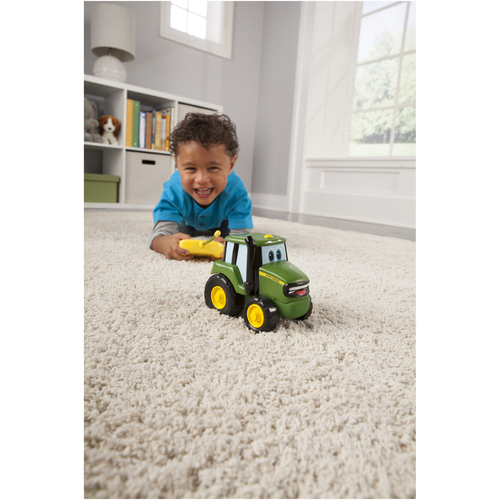Tomy RC John Deere Tractor Johnny - Remote-Controlled Toy for Children 3 Years and Up