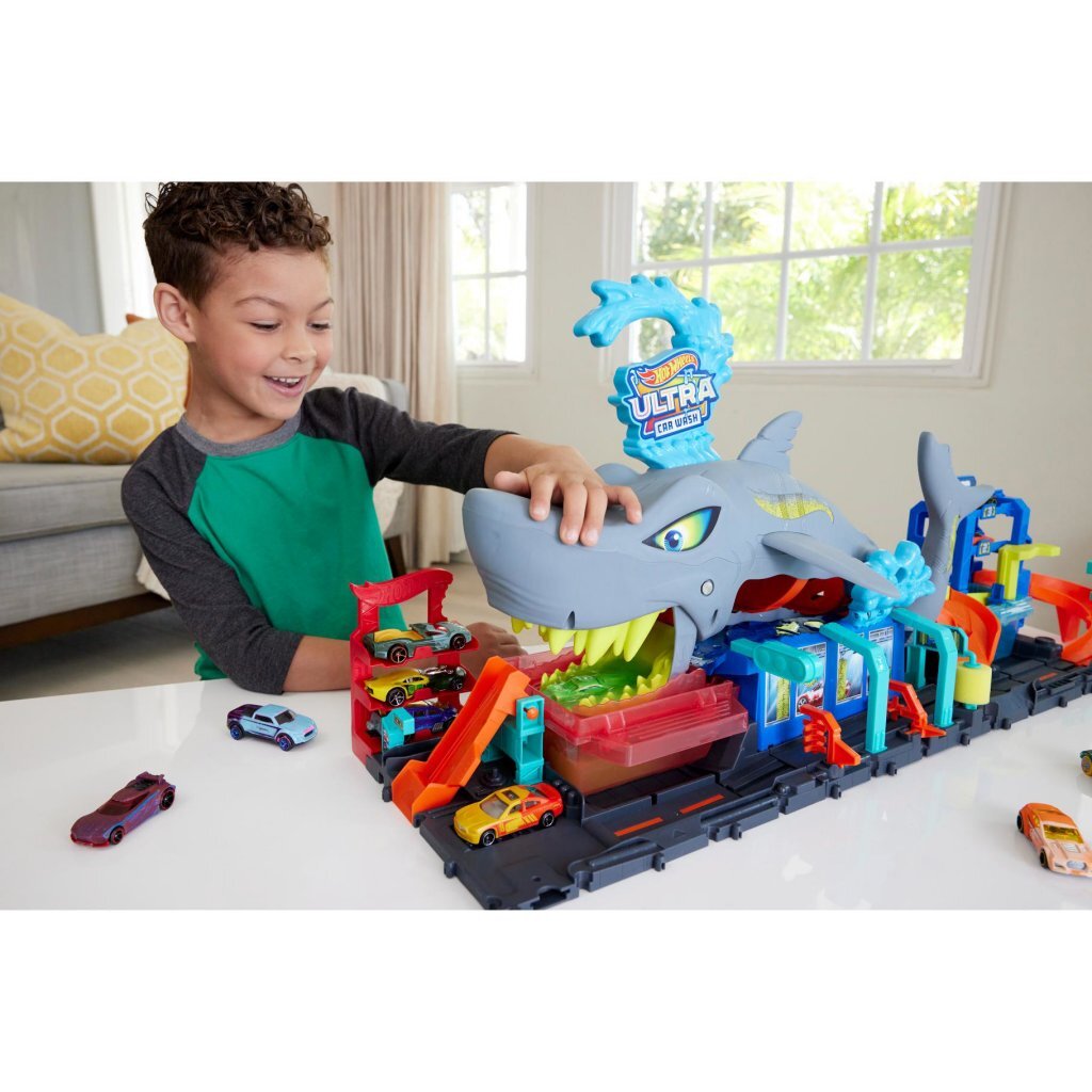Hot Wheels City Ultra Shark Car Wash Playset with Color Change Vehicle