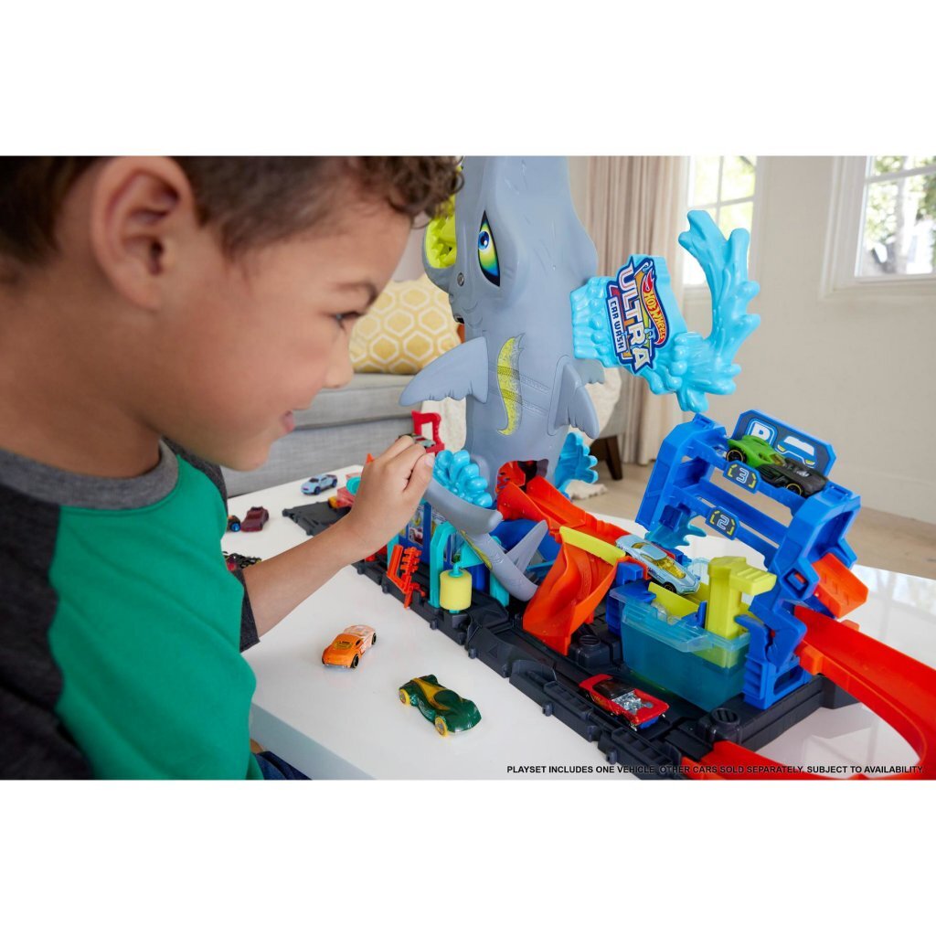 Hot Wheels City Ultra Shark Car Wash Playset with Color Change Vehicle