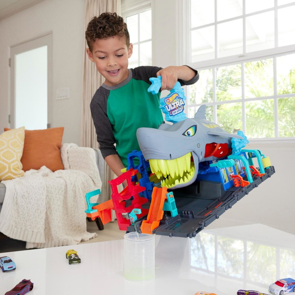 Hot Wheels City Ultra Shark Car Wash Playset with Color Change Vehicle
