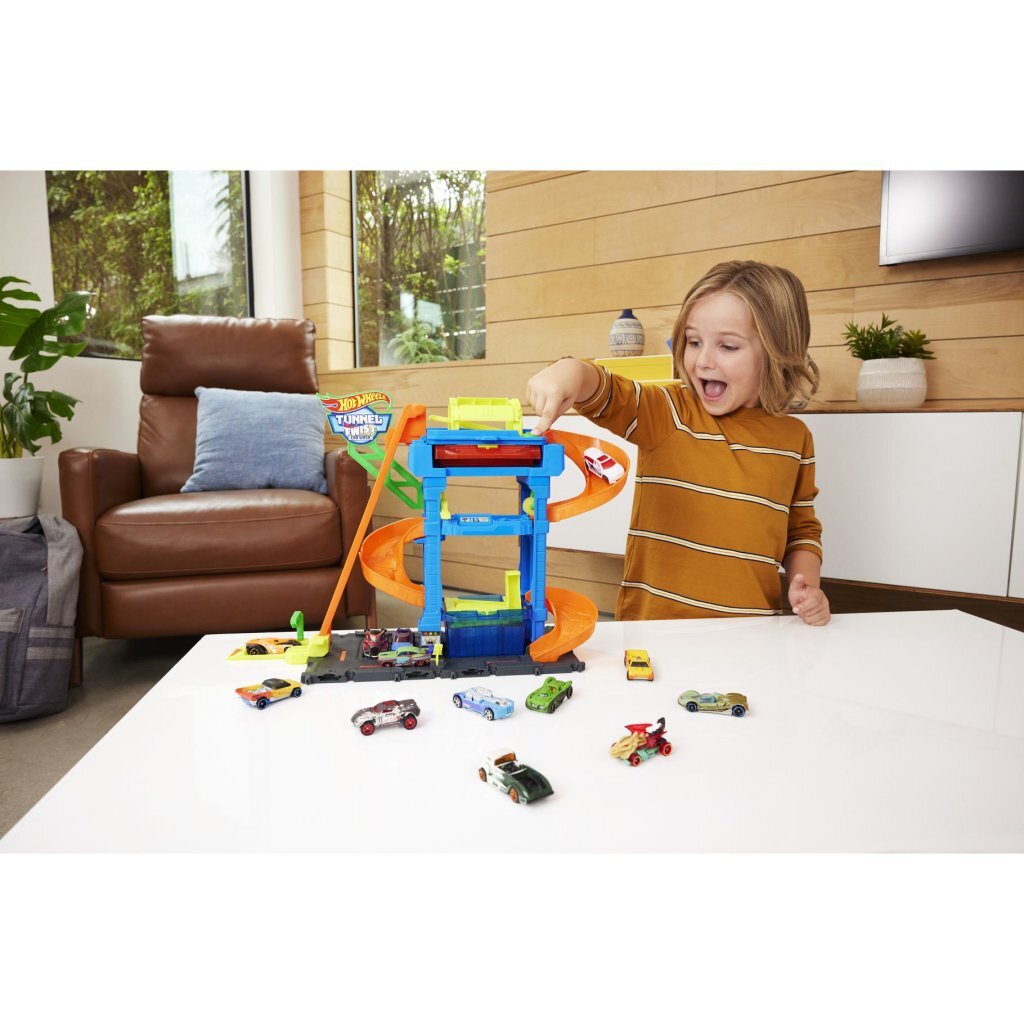 Hot Wheels City Tunnel Twist Car Wash - Color-Changing Action, Suitable for Ages 3+