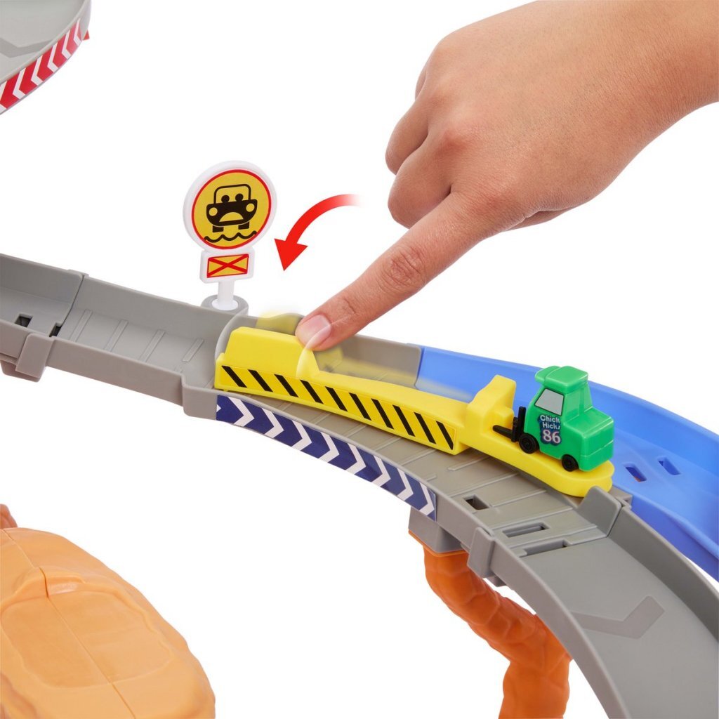 Disney Cars Playset Chick Hicks and Pit Team
