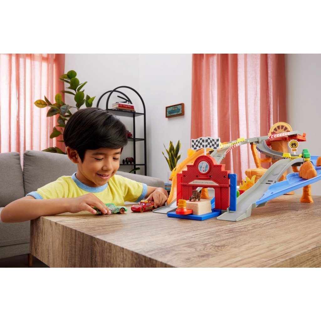 Disney Cars Playset Chick Hicks and Pit Team