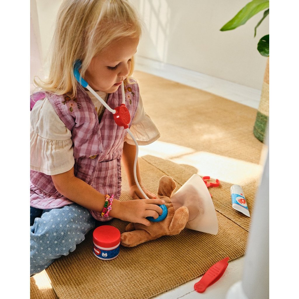 Melissa & Doug Vet Playset with Plush Pets and Accessories - Suitable for Ages 3+