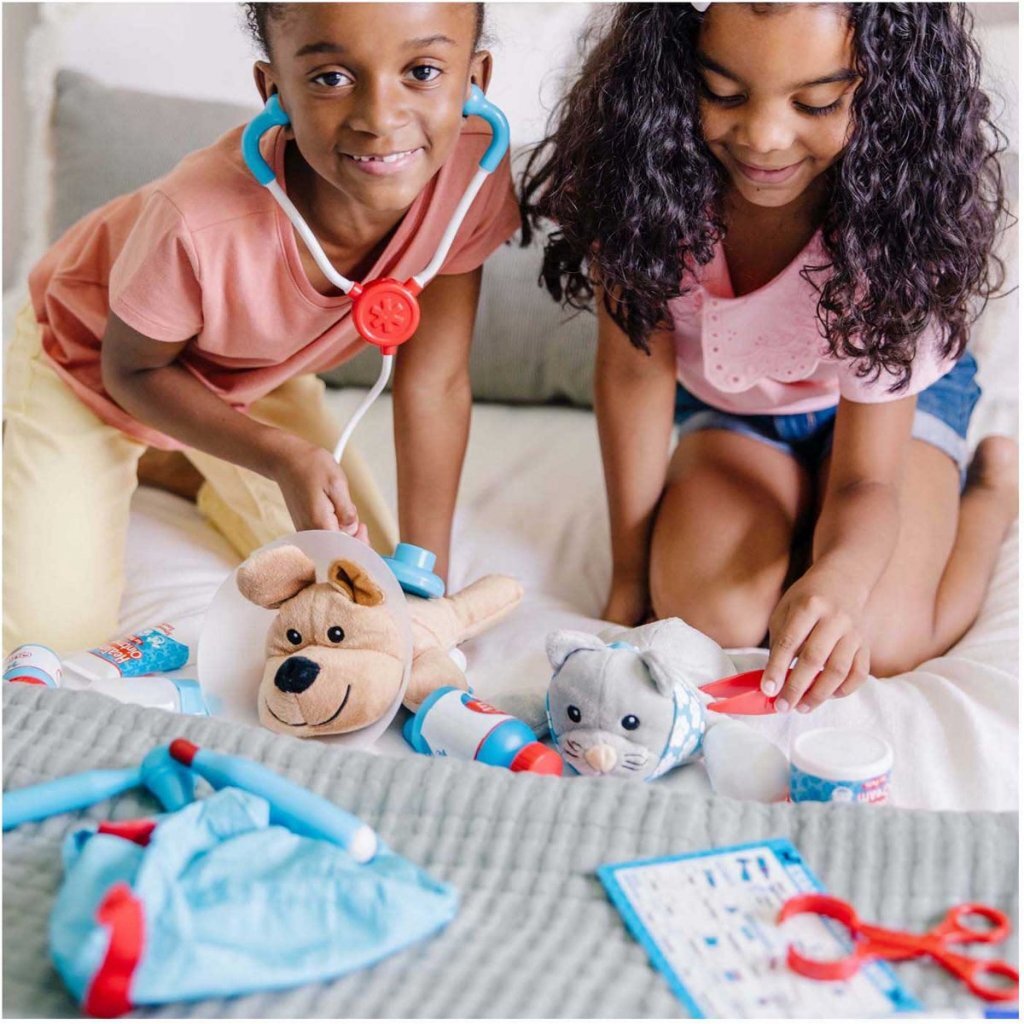 Melissa & Doug Vet Playset with Plush Pets and Accessories - Suitable for Ages 3+