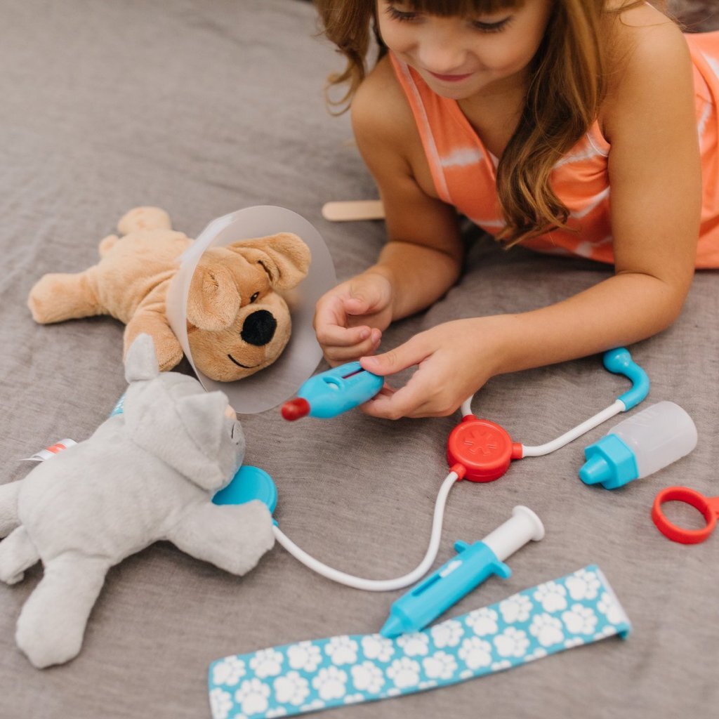 Melissa & Doug Vet Playset with Plush Pets and Accessories - Suitable for Ages 3+