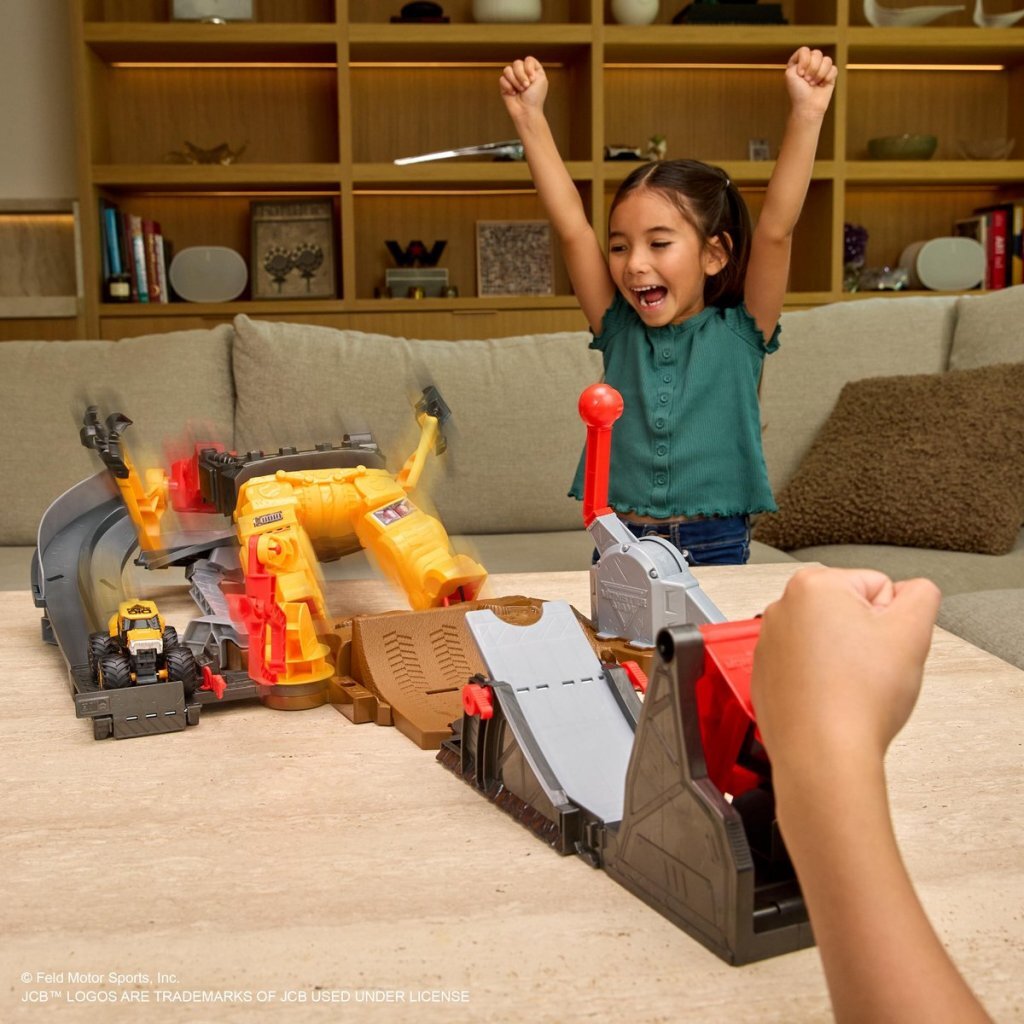 Monster Jam Smash & Bash Playset