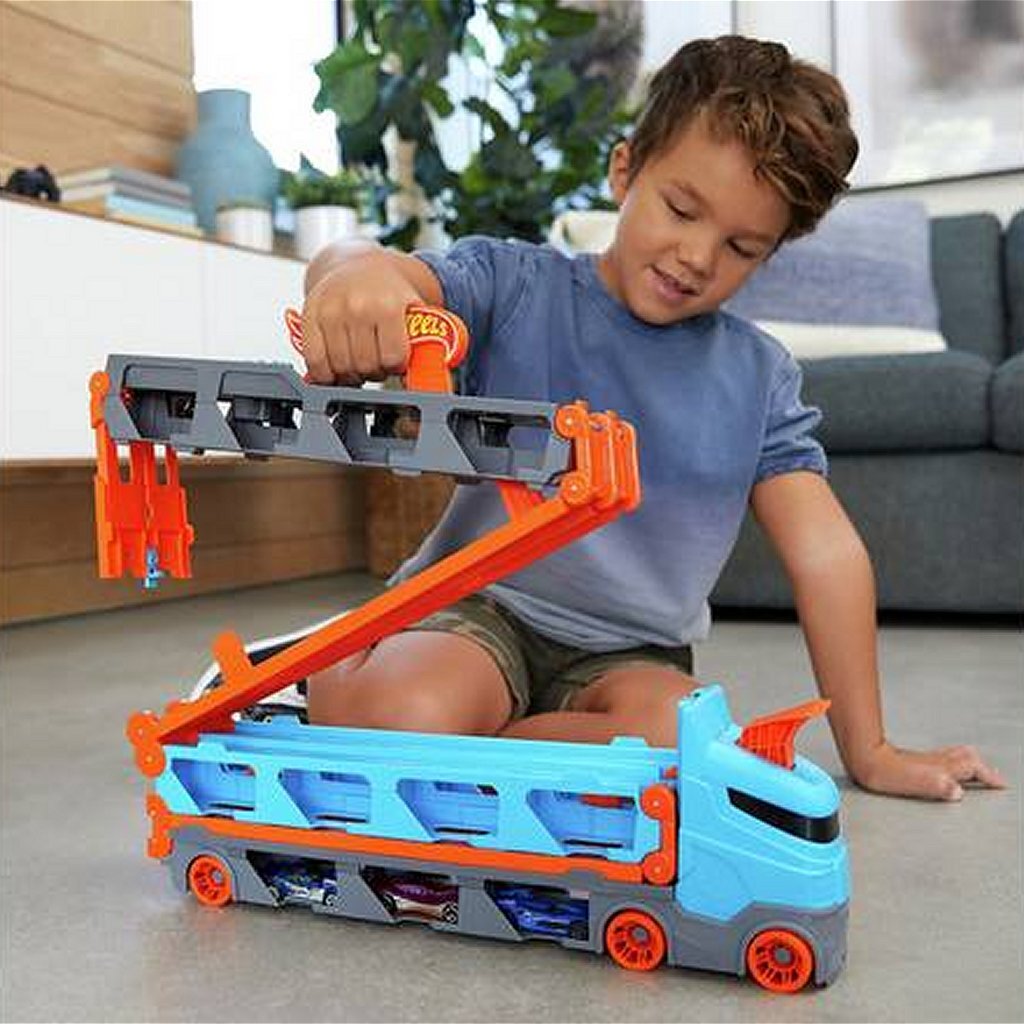 Hot Wheels Speedway Hauler + 3 Cars