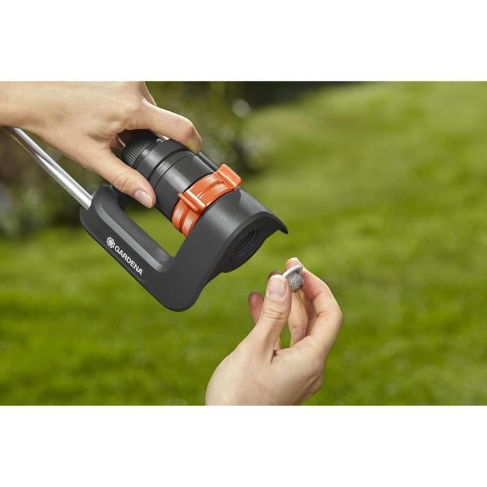 GARDENA Aqua S Oscillating Sprinkler - Coverage Area 220m² - Maximum Range 17 m