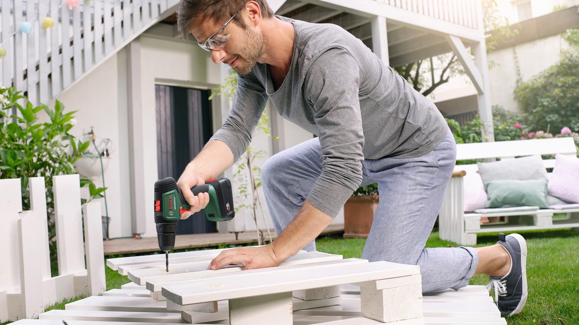 Bosch UniversalDrill 18 Cordless Drill/Screwdriver - 2 Speeds, 10 mm Chuck, 32 N·m - 18 V (06039D4002)