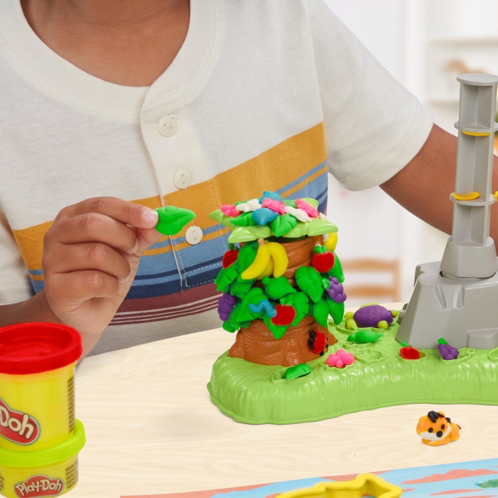 Play-Doh Lion Playset - Craft Set with 11 Pots of Clay - Suitable for Ages 3+
