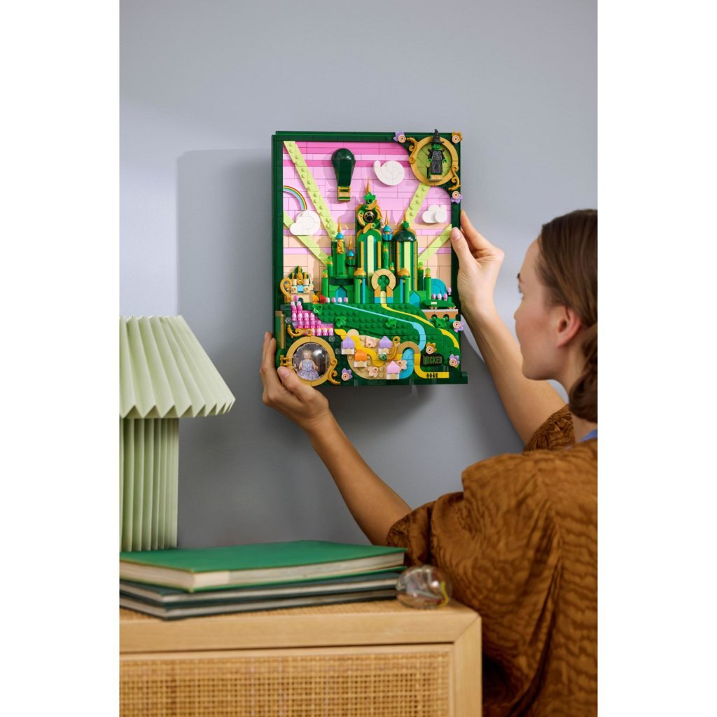 Lego Wicked 75685 Emerald City Wall Art Building Set