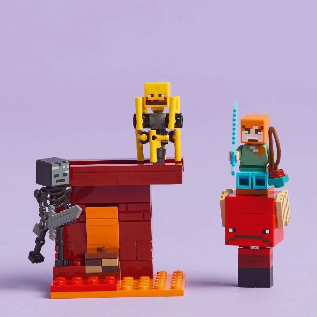 Lego Minecraft Battle of the Lava in the Nether 21266