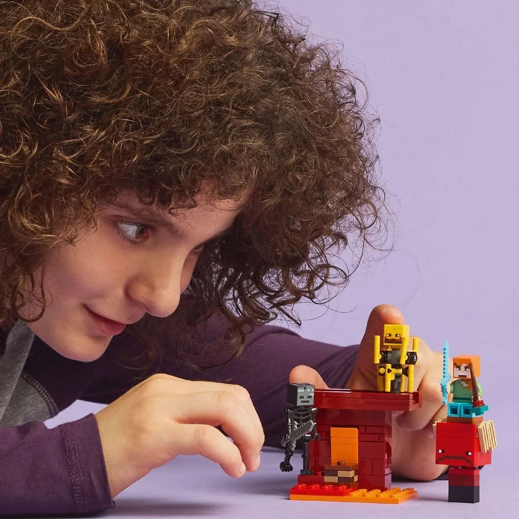 Lego Minecraft Battle of the Lava in the Nether 21266