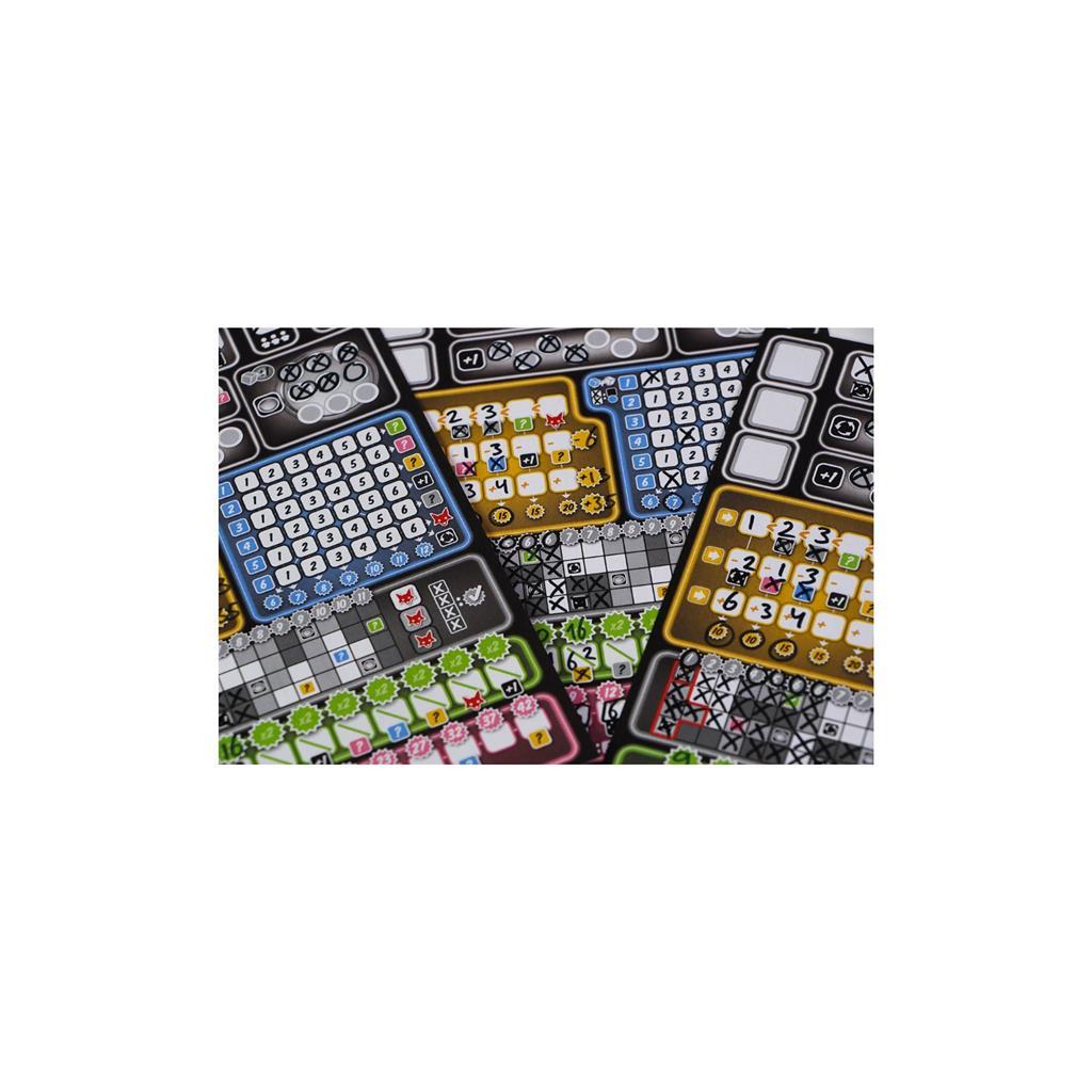 999 Games Clever 4 Ever Dice Game with 6 Dice and Score Pad