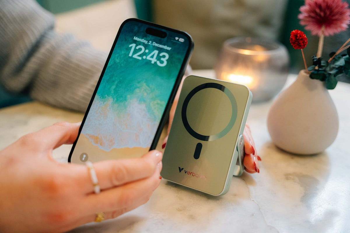 Verbatim Charge 'n' Go Magnetic Wireless Power Bank with stand - 10000 mAh Green