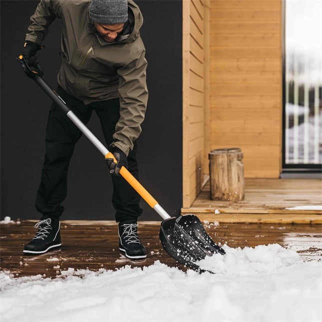 Fiskars 1057189 Snow Pusher - Metal Black Orange