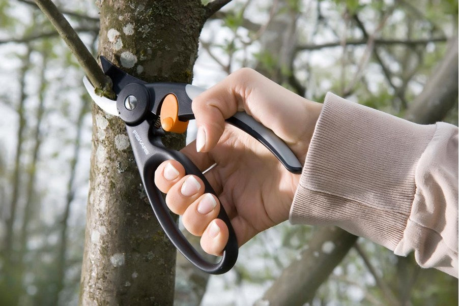 Fiskars Bypass Garden Shears 166 g 89 mm x 263 mm x 29 mm Model 111440
