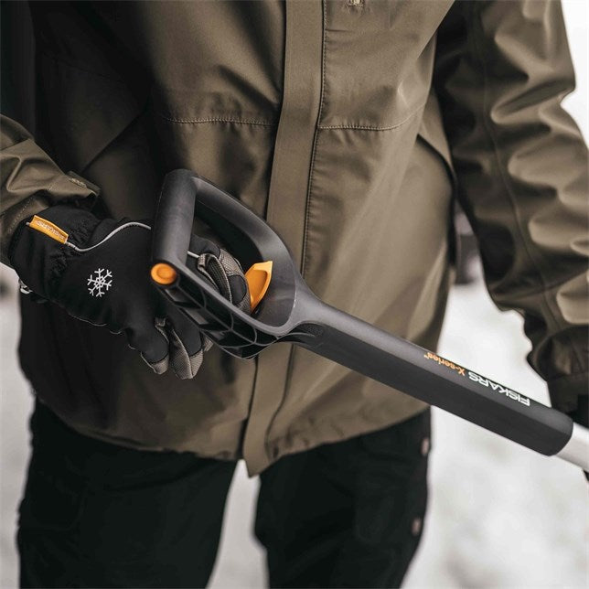 Fiskars 1057189 Snow Pusher - Metal Black Orange