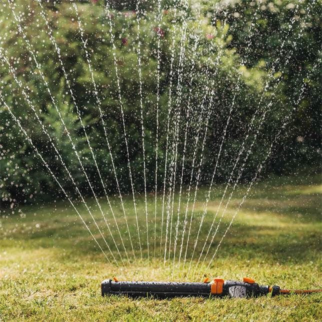 Fiskars 1027028 Oscillating Water Sprinkler Black Orange