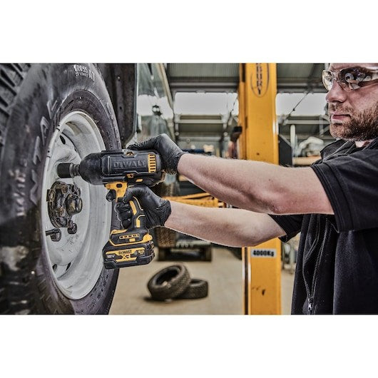 DEWALT 18V XR Impact Wrench 1/2 1355Nm 2x5AHGFN
