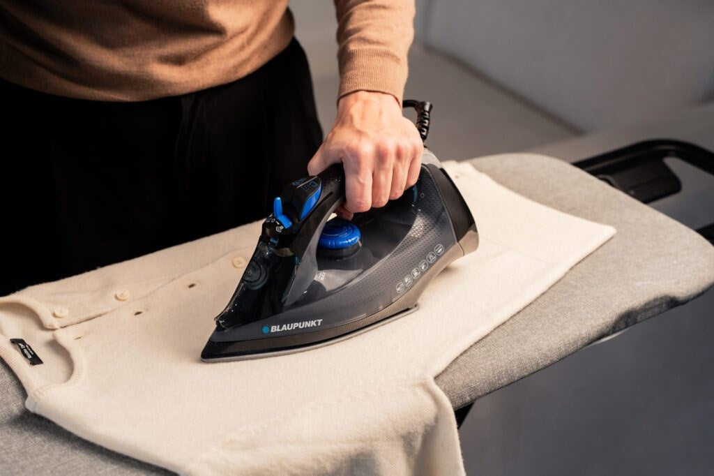 Blaupunkt HSI212 iron Dry & Steam iron 2170 W Black  Translucent  Grey