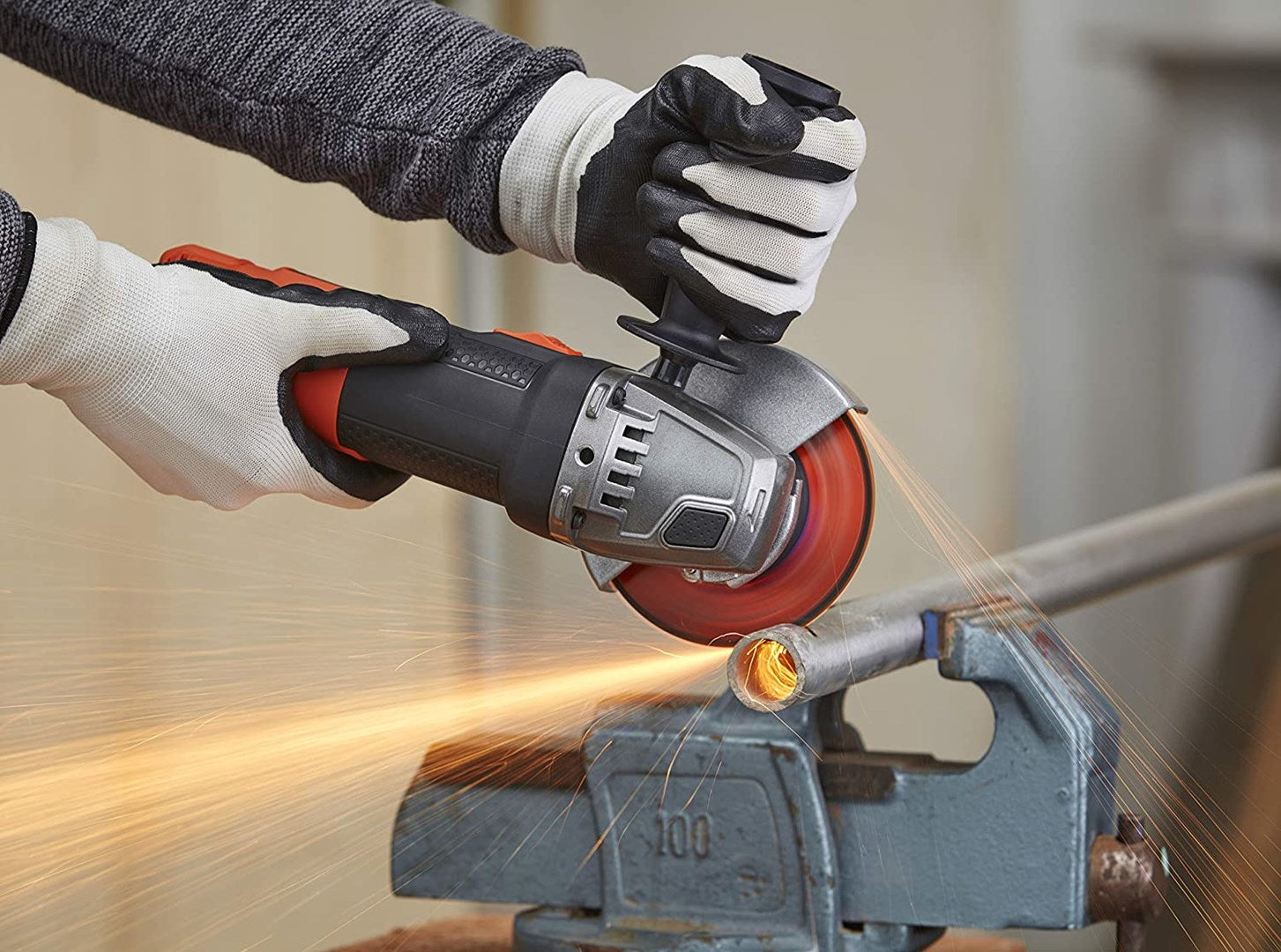 Angle Grinder - 900W - Protection Against Accidental Start - 3.2 kg - Advanced Leveling