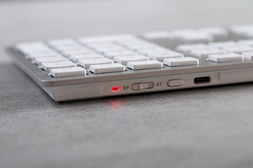 CHERRY KW 9100 SLIM - Tastatur - kabellos - 2,4 GHz, Bluetooth 4,0 - QWERTZ - Deutsch - Tastenschalter: CHERRY SX - white, silver - für Apple iMac, Mac mini, Mac Pro, MacBook, MacBook Air, MacBook Pro (JK-9110DE-1)