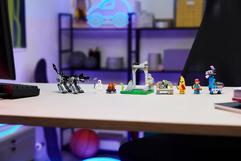 LEGO FORTNITE 77075 Peely & Sparkplug's Camp