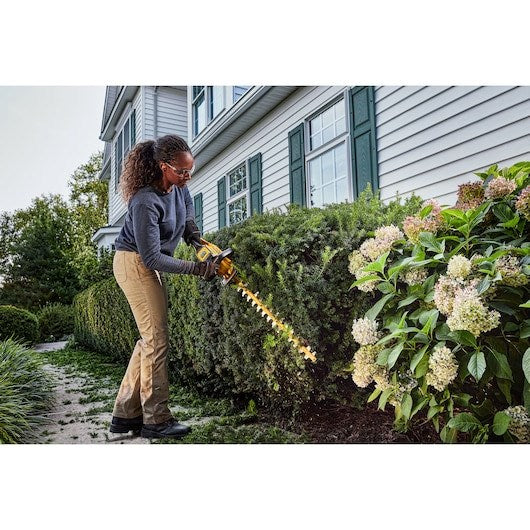 DeWALT DCMHT573X1-QW Cordless Hedge Trimmer 54V