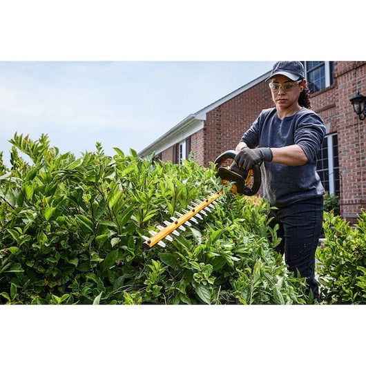 DeWALT DCMHT573X1-QW Cordless Hedge Trimmer 54V