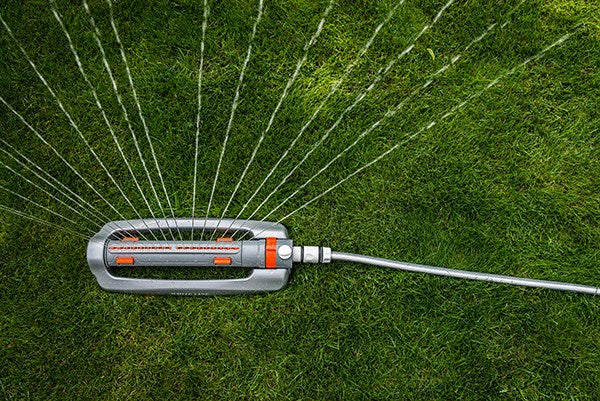 Oscillating sprinkler with adj. width  metal