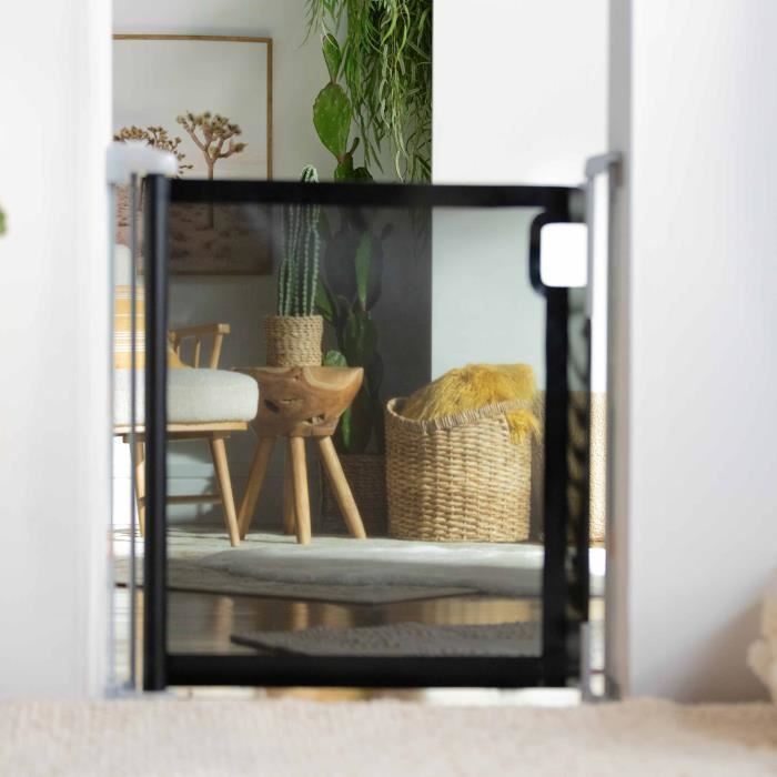 INGENUITY Child Safety Gate - Up to 136 cm - Retractable - Auto Lock Easy Close - For Stairs, Dogs, Pets