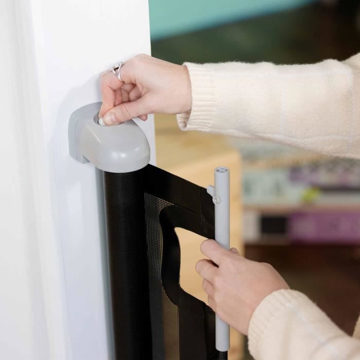 INGENUITY Child Safety Gate - Up to 136 cm - Retractable - Auto Lock Easy Close - For Stairs, Dogs, Pets