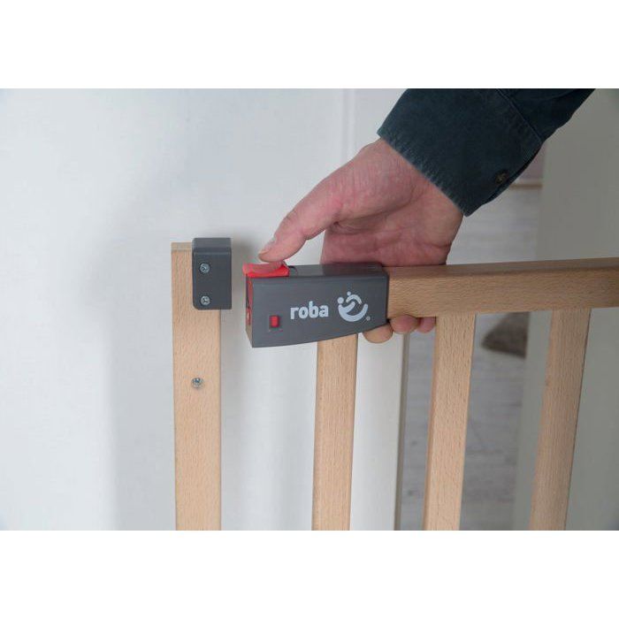 ROBA Safety Up Baby Gate for Doors - 70 to 118.5 cm - Beech Wood - Automatic Magnetic Closure