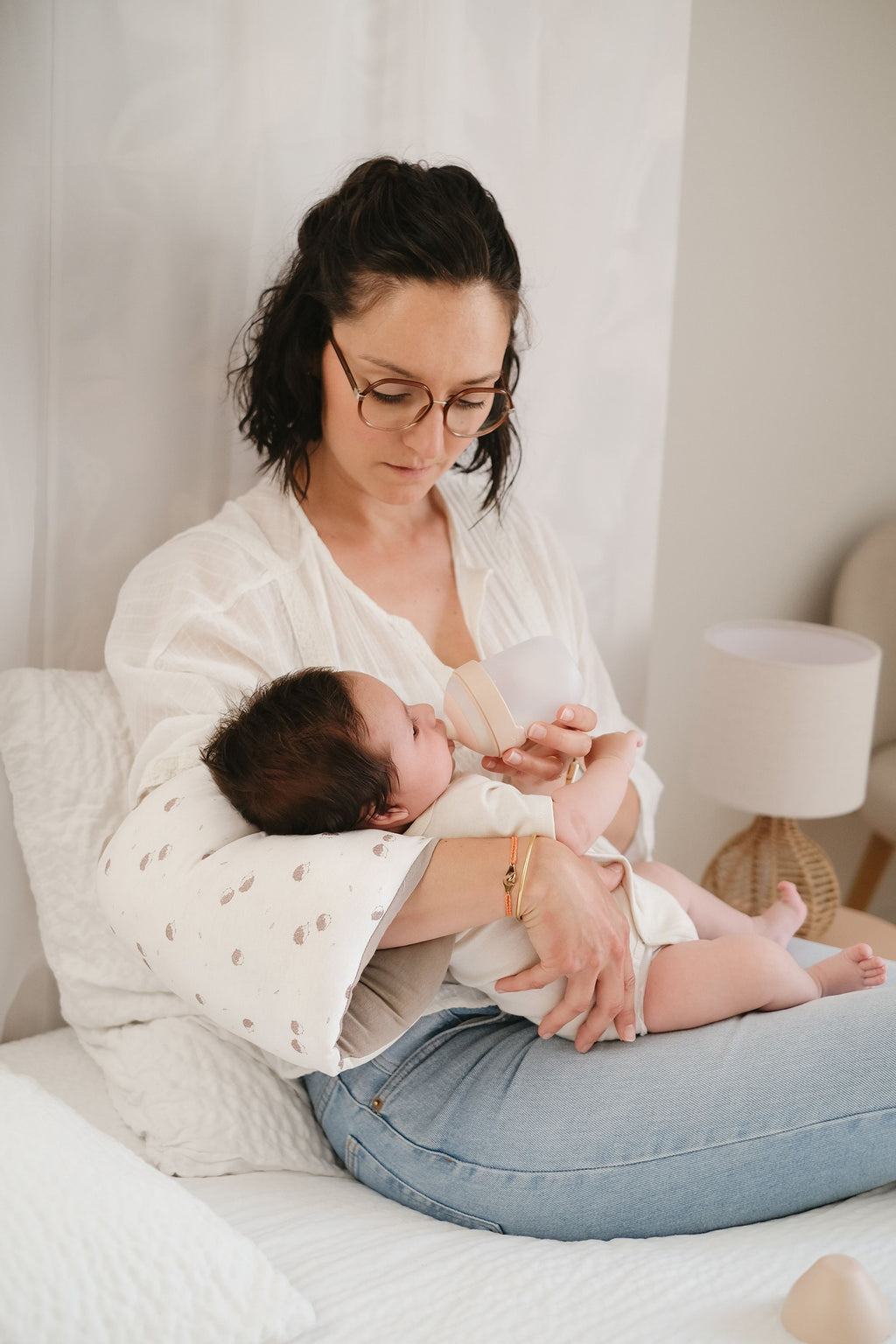 TINEO Nursing Arm Band - Cotton Jersey - Ecru/ Hedgehogs