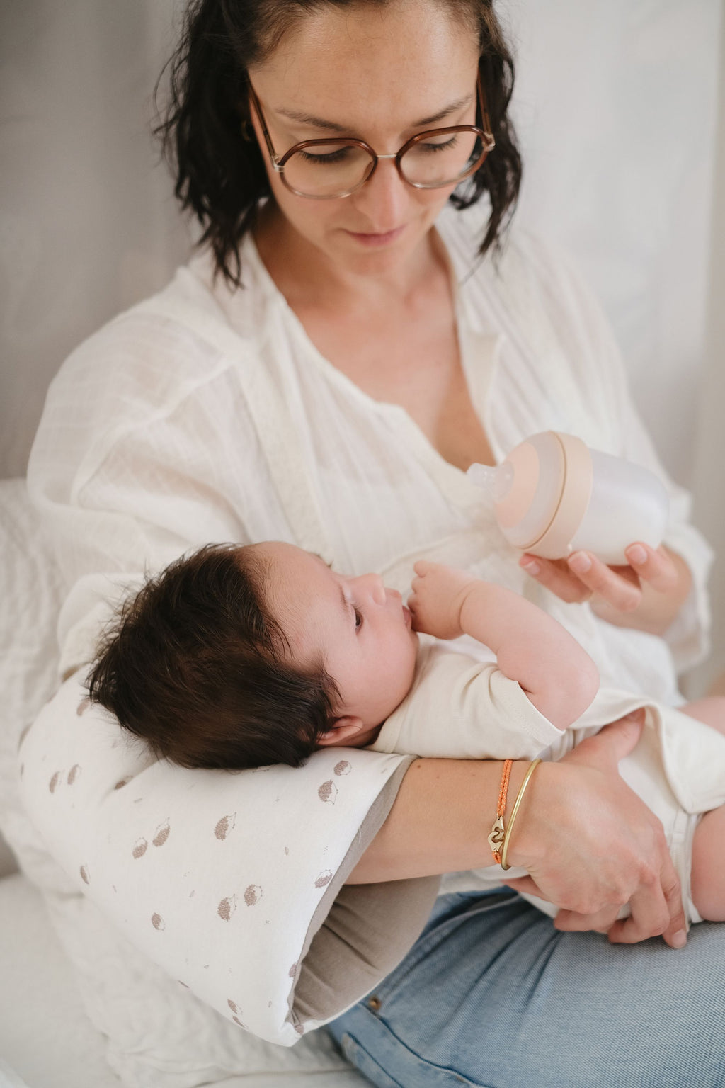 TINEO Nursing Arm Band - Cotton Jersey - Ecru/ Hedgehogs