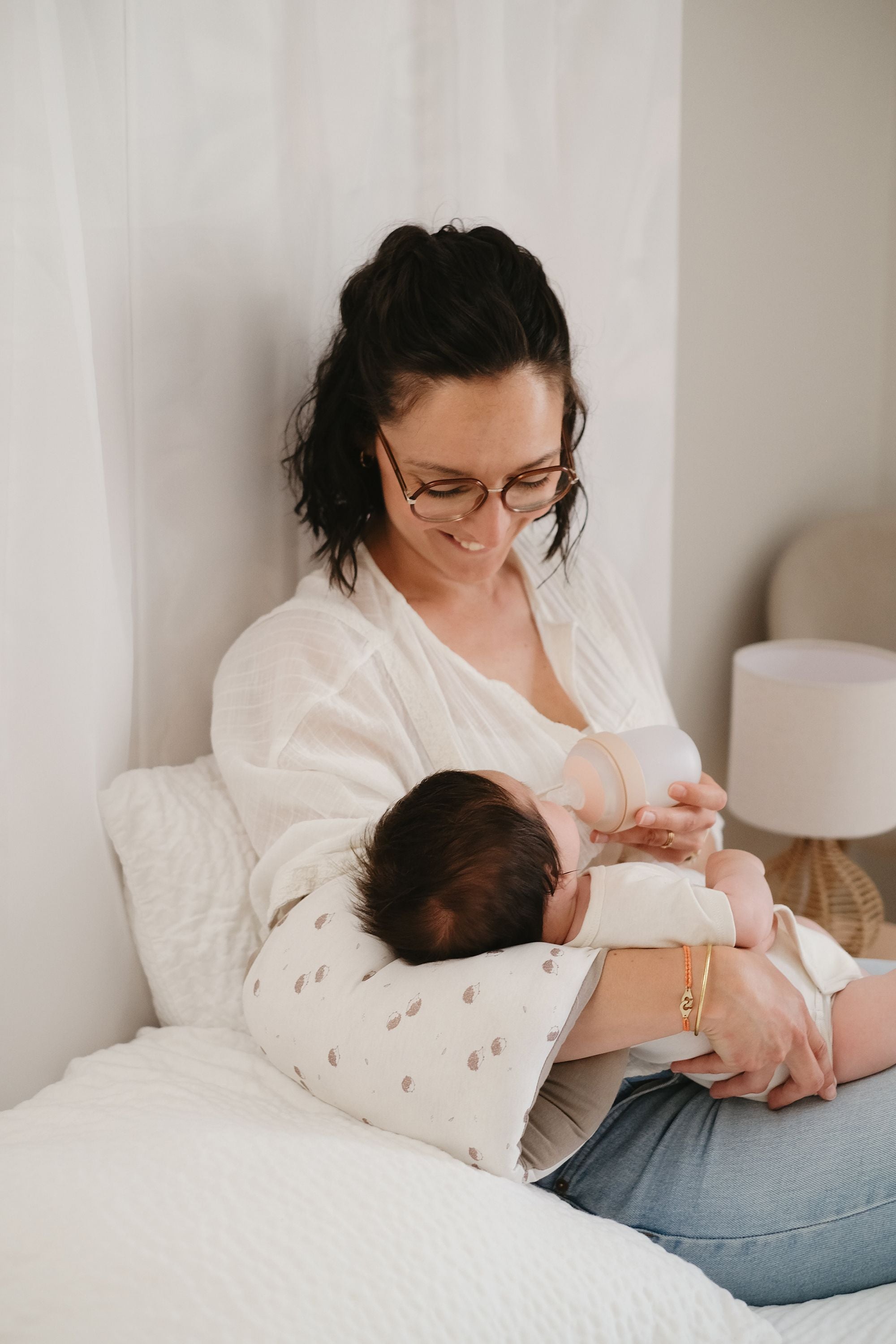 TINEO Nursing Arm Band - Cotton Jersey - Ecru/ Hedgehogs