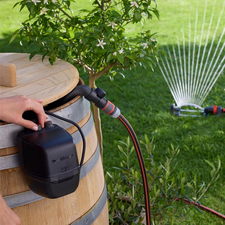 2200 Auto 18V P4A Cordless Rain Barrel Pump - Flow Rate 2400 l/h, Max Pressure 2.1 bar