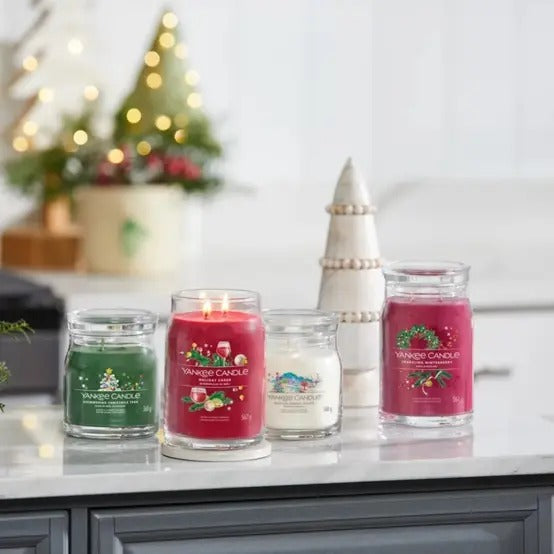 YANKEE Shimmering Christmas Tree Candle Medium 880 g | Model: 1743375E