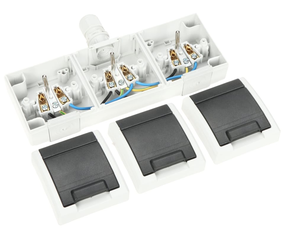 ELEKTRO-PLAST Triple Surface Socket AQUANT-2K-G3/EPN 250V AC 16A IP65