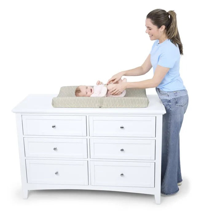 INGENUITY- Matelas à langer beige à contour réhaussé et harnais de sécurité, déhoussable